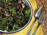 Salade de kale et champignons bruns, sauce au tamari