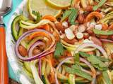 Salade de nouilles de courgettes et carotte, sauce à la cacahuète et citron vert (au Spiralizer)
