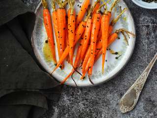 Carottes rôties à l'érable, à l'orange & au poivre sauvage