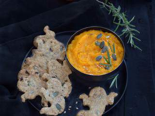 Crackers aux graines & dip de courge rôtie à l'ail #Halloween #vegan