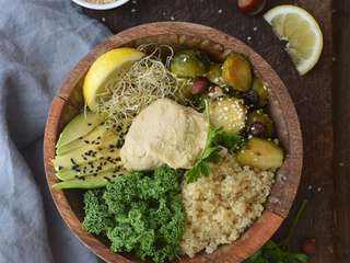 Green buddha bowl {quinoa, kale, choux de Bruxelles rôtis aux noisettes, cranberries & érable} #vegan