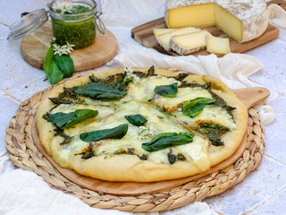 Pizza verte aux asperges, ail des ours et Tome des Bauges