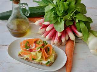 Tartine de ricotta aux légumes printaniers