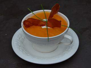 Velouté de butternut et chips de jambon bellota
