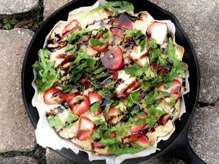 Focaccia au brie et aux fraises sur le barbecue