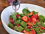 Salade fraîcheur de bébé  « kale », épinard et fraise avec vinaigrette au sirop d’hibiscus