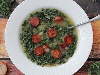 Caldo verde vegan, soupe portugaise au kale et au « chorizo »