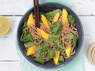 Nouilles soba au cresson et à la mangue