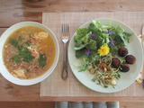 Salade de fleurs et soupe à la coriandre