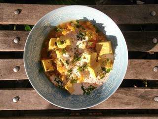 Tofu mariné au curry et à la citronnelle + dahl de lentilles corail à la tomate