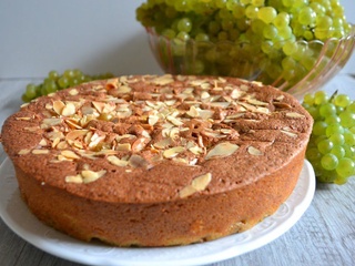 Gâteau au jus de raisin frais, raisins et amandes
