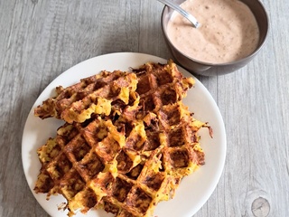 Gaufres de légumes et sauce skyr au chili