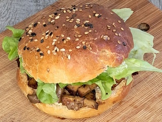 Hamburger à la poêlée de tofu et champignons (hamburger végétarien)