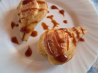 Poires à la crème d'amandes et caramel beurre salé