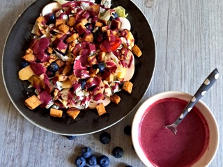 Salade fruitée à la vinaigrette aux myrtilles