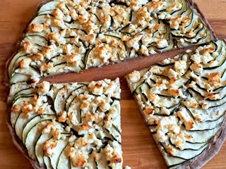 Tarte fine à la courgette, moutarde et feta