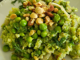 Ecrasé de pommes de terre au brocoli, petits pois à l'aneth et aux fruits secs non salés