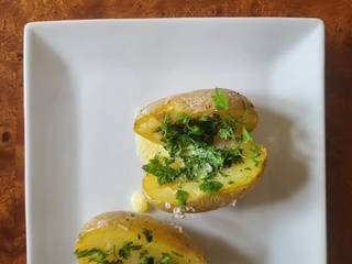 Pommes de terre au four au beurre, crème fraîche et cerfeuil