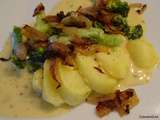 Pommes de terre au four avec broccoli et une sauce au fromage
