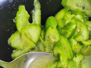 Salade de concombres piquante