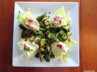 Salade de sucrine avec yaourt à l'aubergine, concombre et purée de piments