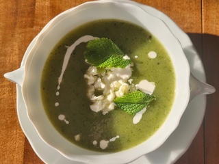 Soupe froide de courgettes, feta et menthe