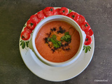Soupe glacée de tomates marinées à l'ail et aux aromates