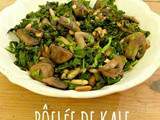 Poêlée de kale, champignons, oignon, & pignons de pin