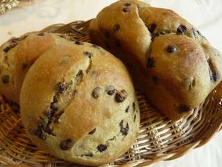 Brioches aux pépites de chocolat à l'huile d'olive, grand épeautre et fleur d'oranger