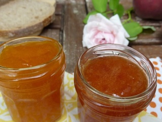 Duo de confitures : abricots aux amandons et pêches à la rose