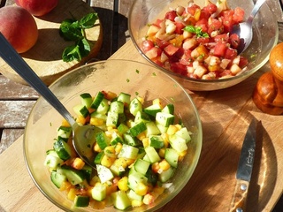 Duo de salades estivales : ... concombre-nectarine-menthe ... et ... tomate-pêche-basilic