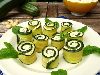 Rouleaux de courgette, ricotta végétale à la menthe
