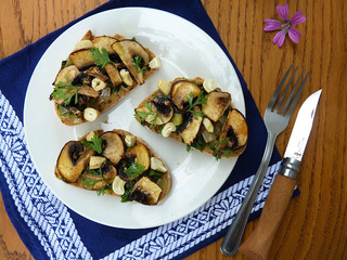 Tartines de légumes au curry, coriandre, noix de cajou et huile de sésame