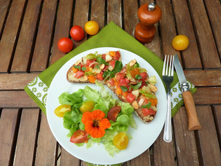 Tartines estivales : artichaut, légumes de saison et amandes grillées