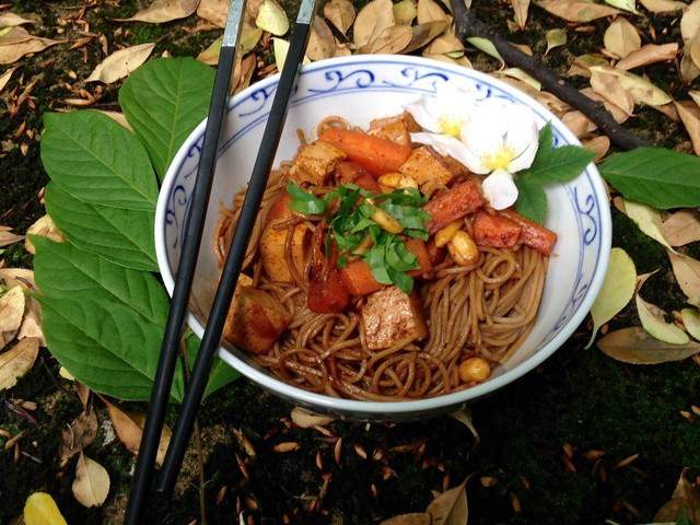 Nouilles soba aux légumes, sauce au beurre de cacahuètes