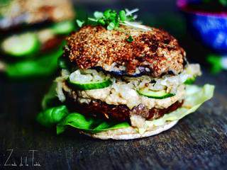 Burger de Shitake, boulette de tempeh, choucroute et baba ganoush