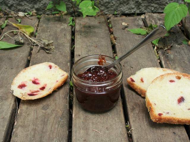 Confiture D'airelles Et De Baies Fraîches Sur Une Table Rustique