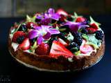 Gâteau vegan et sans gluten aux petits fruits, fleurs et mousse à la camomille