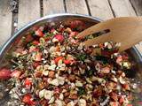 Salade de riz sauvage persillé aux fraises, poivrons et noisettes