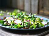 Salade zéro déchet au riz sauvage, asperges et pelures d’asperges, radis et épinards
