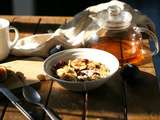 Yogourt de noix de cajou en bol déjeuner compote, figues et graines de sarrasin