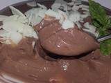 Crème ou glace onctueuse au chocolat vegan