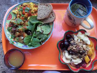 Brunch du dimanche : tofu brouillé, pommes de terres sautées et salade de fruits {Vegan}