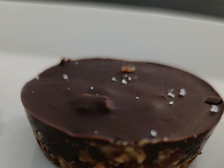 Bouchées gourmandes aux dattes, beurre de cacahuètes et chocolat