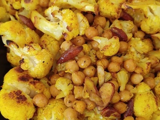 Chou-fleur rôti au curry, pois chiches, amandes et feta végétale