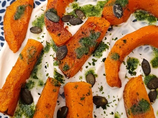 Courge Rôtie, Yaourt au piment et sauce à la coriandre