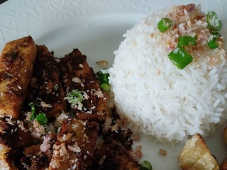 Jerk tofu, riz et bananes plantain