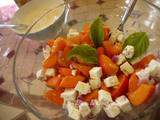 Salade d'abricot à la féta et à l'oignon rouge