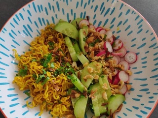 Salade de nouilles croustillantes