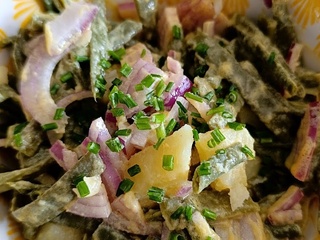 Salade de pomme de terre, oignons rouges et haricots verts